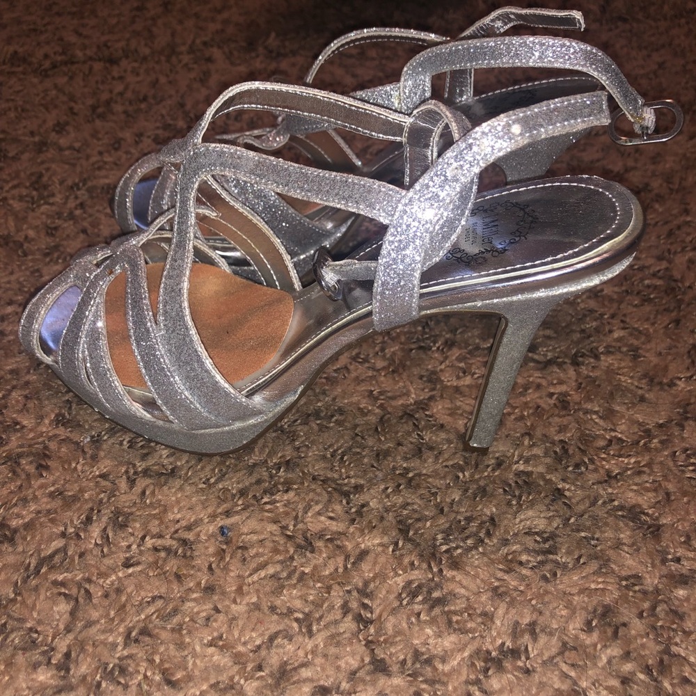 Silver heels - Picture 2 of 2